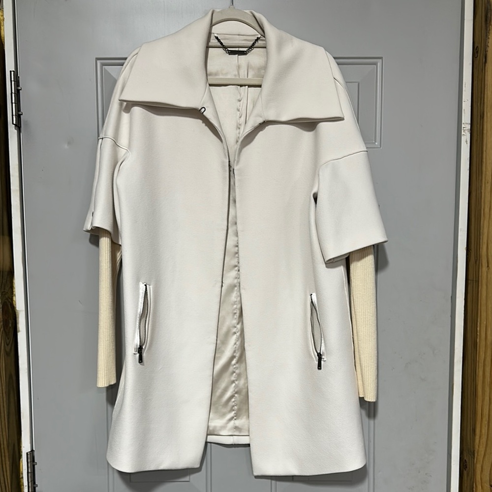 Elie Tahari Cream Cape with Textured Fabric and Wide Collar - Picture 5 of 16